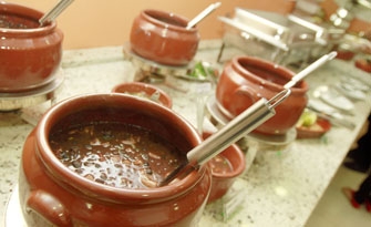 O restaurante Caçarolla Cozinha Regional trabalha serve regularmente a brasileiríssima feijoada completa.